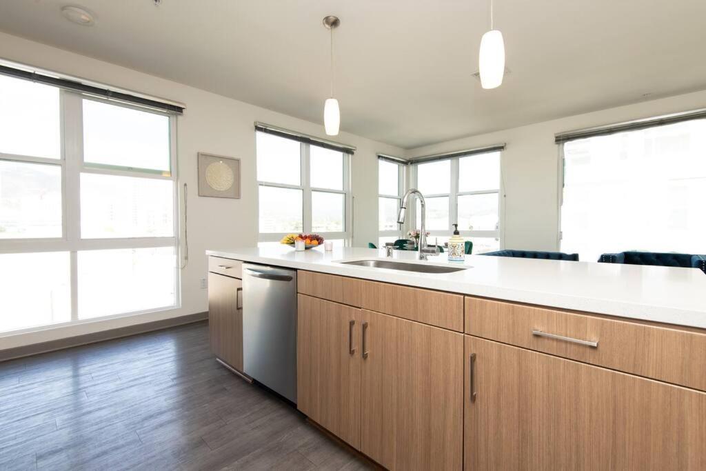 Centrally Located Apartments With Free Parking Глендейл Экстерьер фото