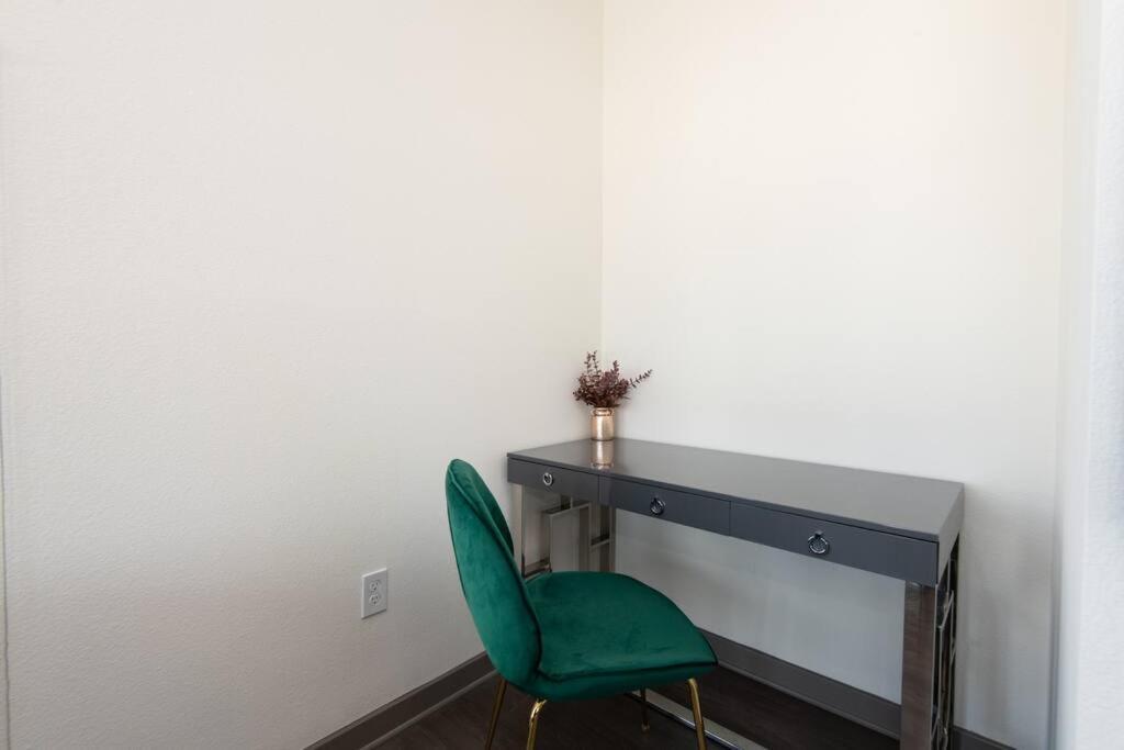 Centrally Located Apartments With Free Parking Глендейл Экстерьер фото